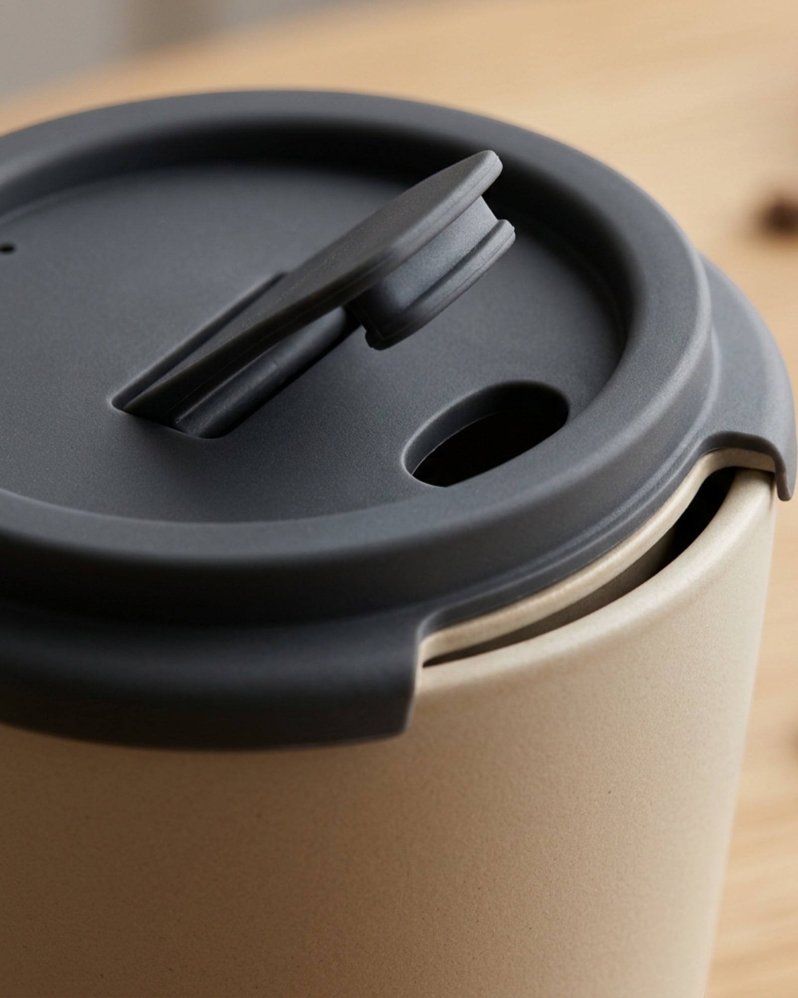 Plvx Double-Wall Ceramic Travel Cup 380 ml Sand Beige - Detail view